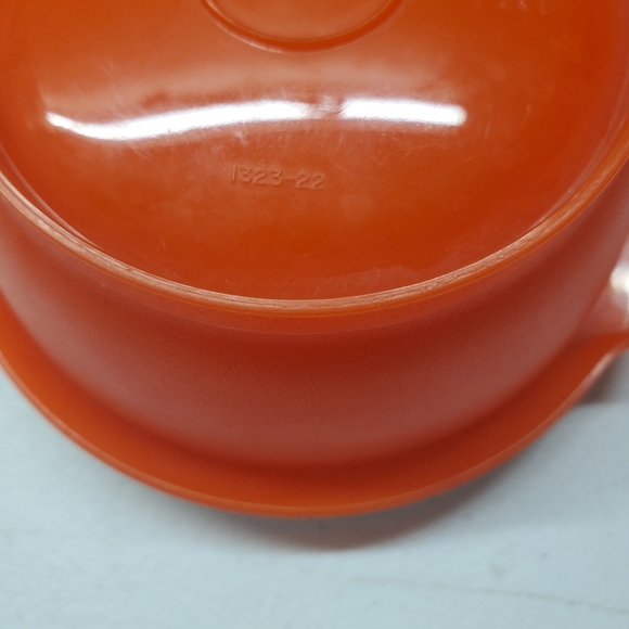 Vintage Tupperware Orange Bowl #1323-22 with Pleated White Servalier Lid #812-25 - Picture 3 of 3